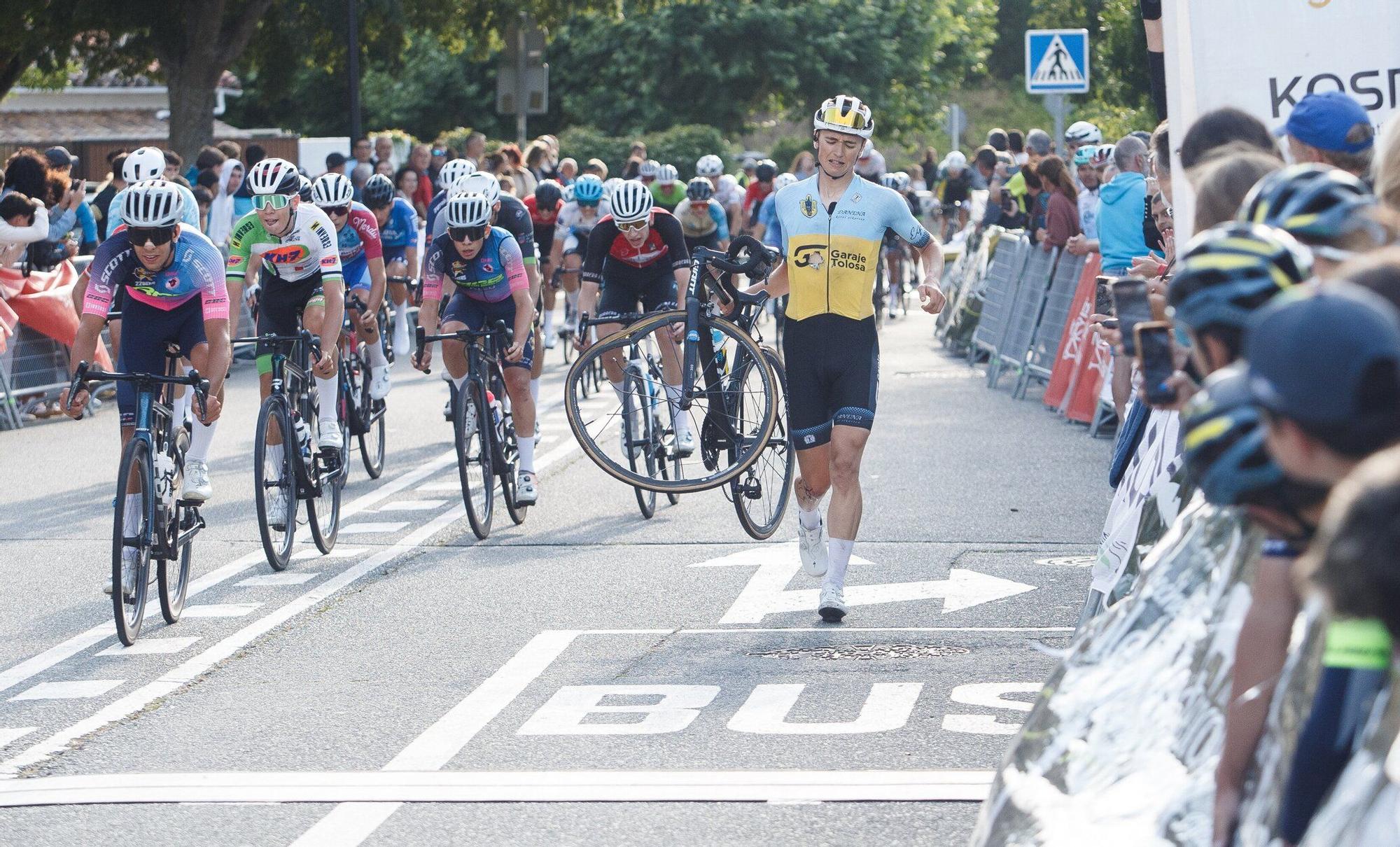 Imágenes de la llegada de la segunda etapa de la Vuelta a Pamplona