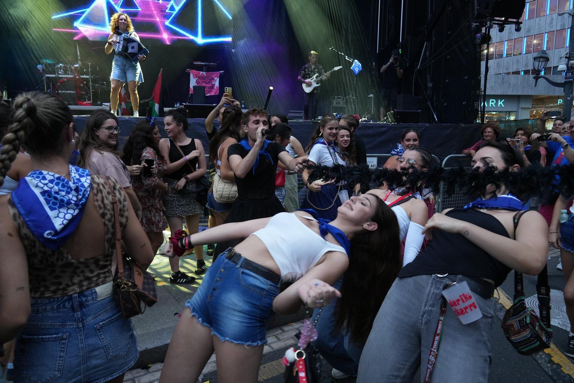 En imágenes: Una romería euskaldun con boas, falda y lentejuelas para abrir la fiesta con Akerbeltz
