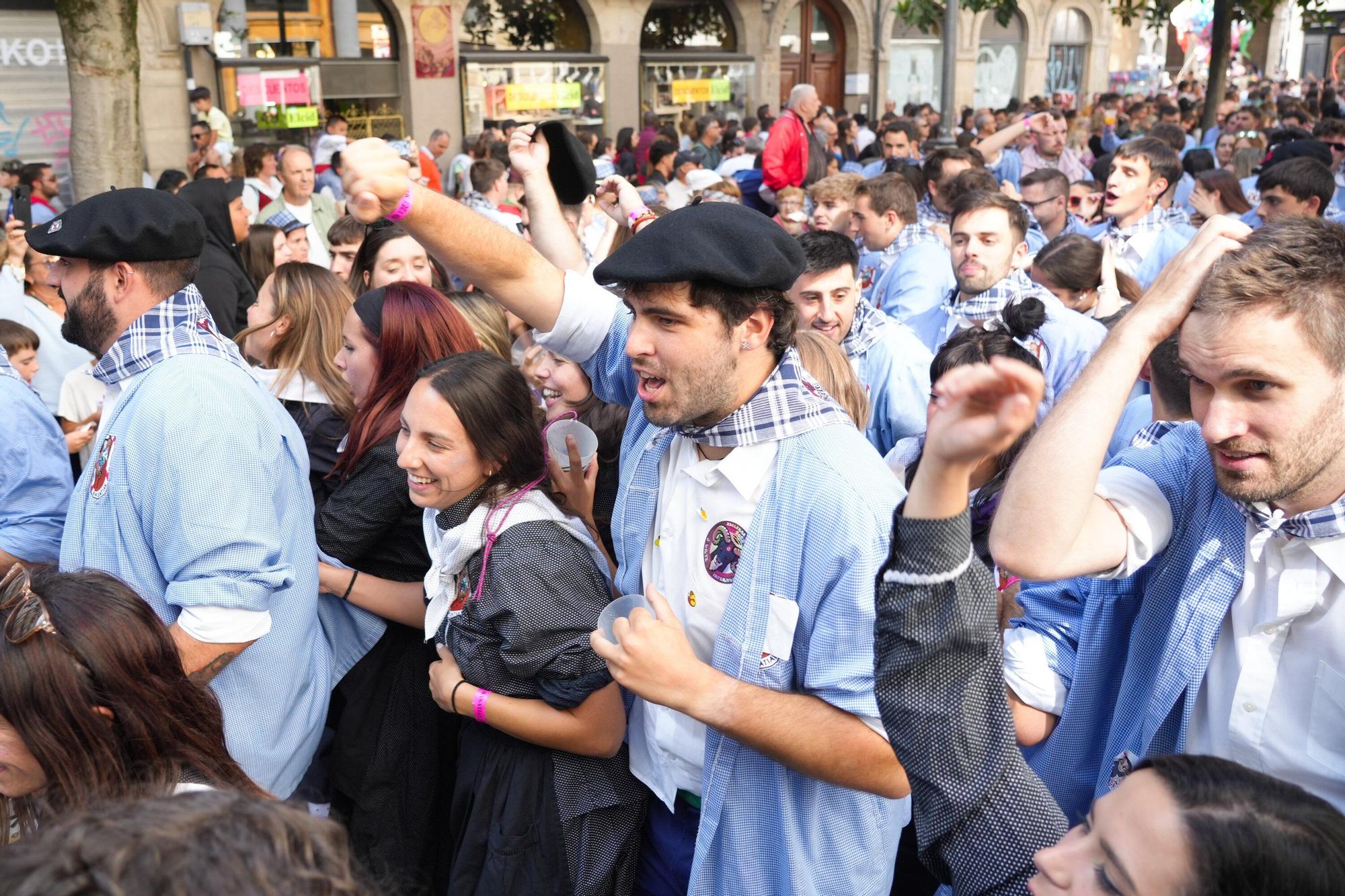 En imágenes: Blusas y neskas desfilan en una kalejira por Santiago