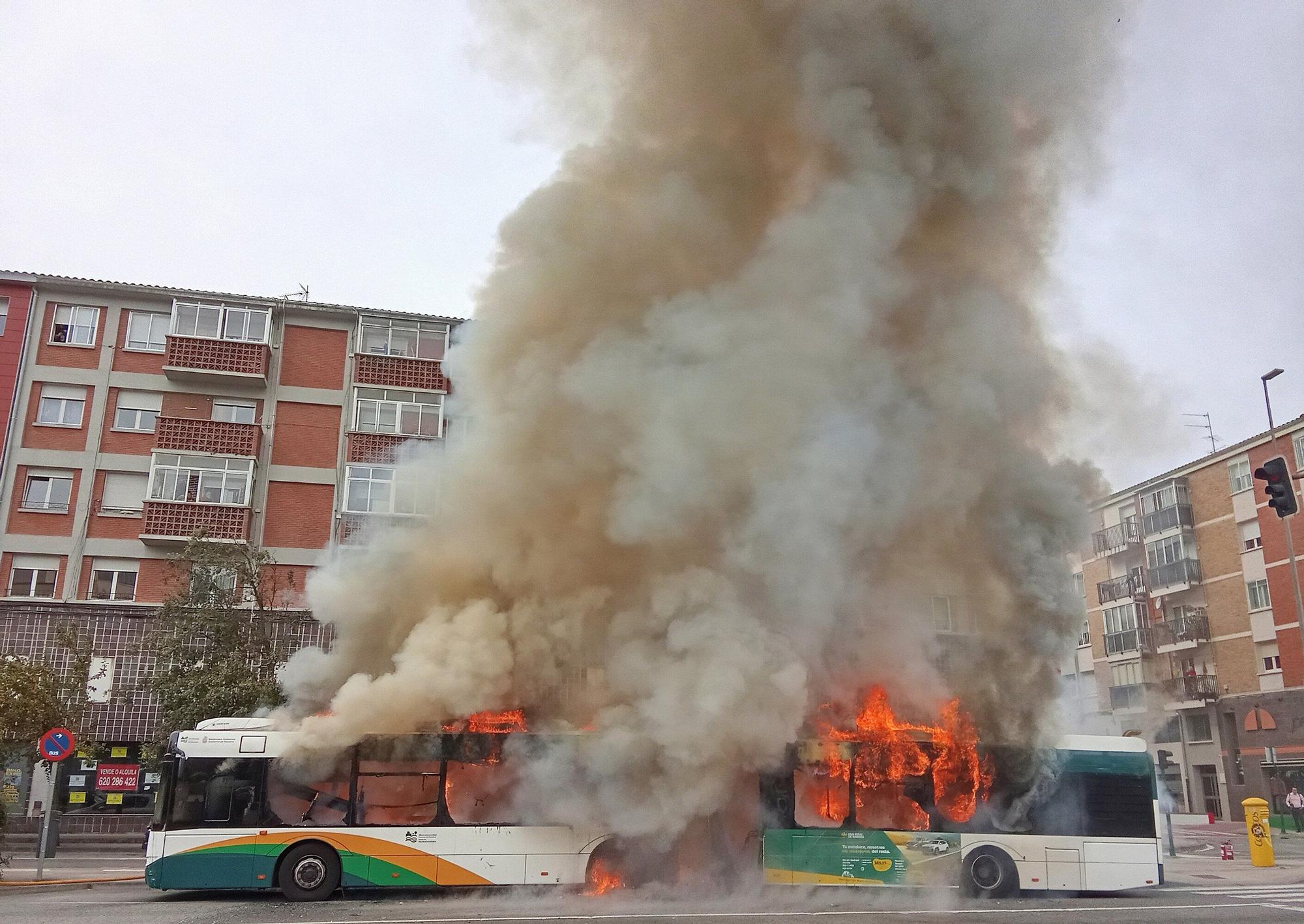 Fotos de la villavesa ardiendo en Berriozar