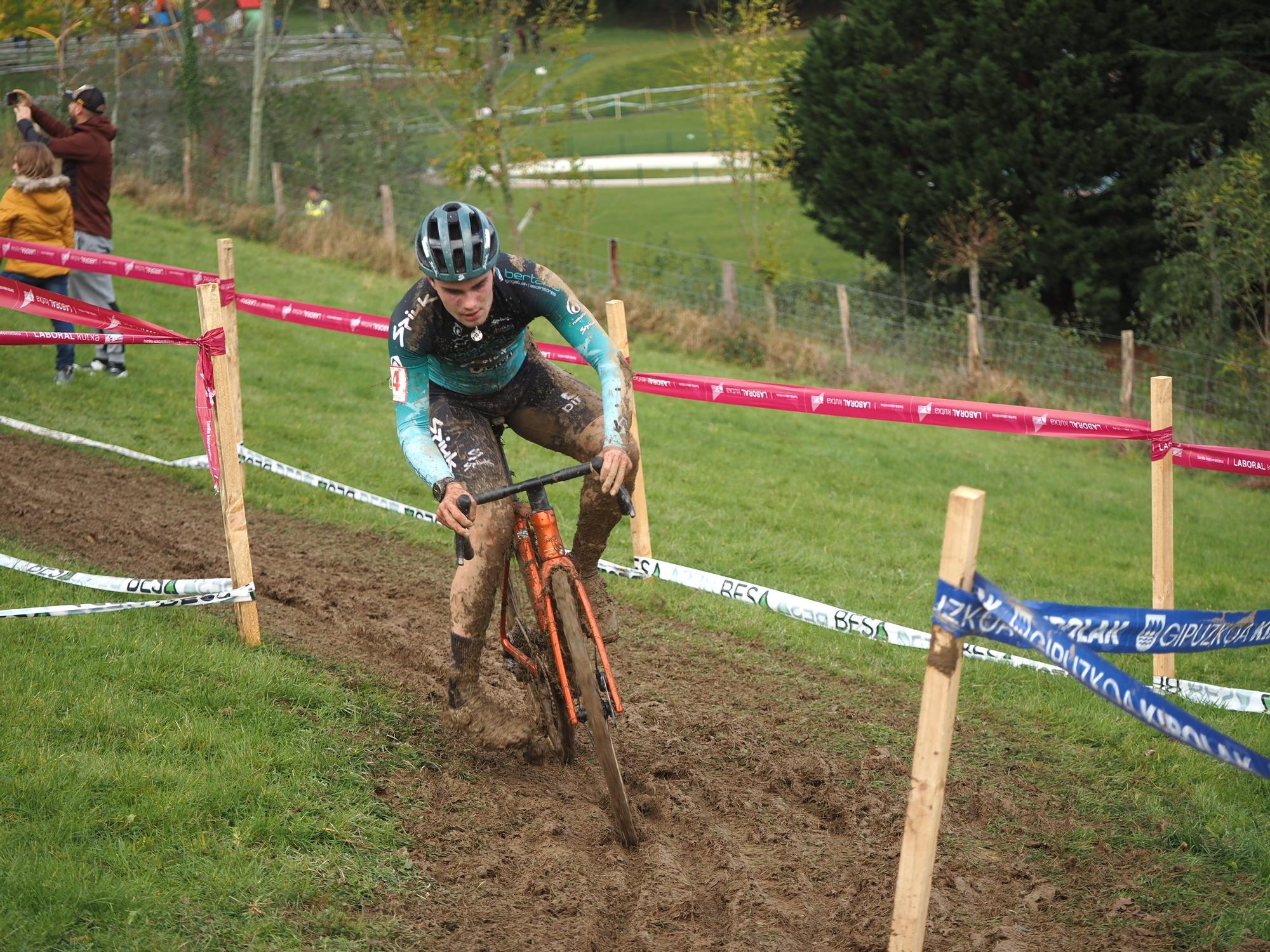 El barro se sumó al espectáculo de ciclocross en Elgoibar
