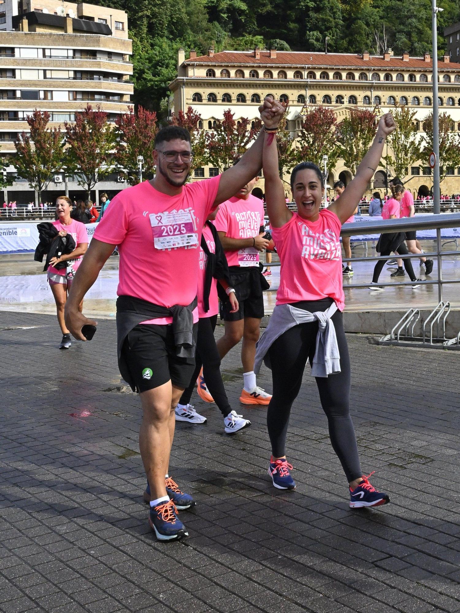 En imágenes: los paraguas tiñen la marea rosa de Bilbao