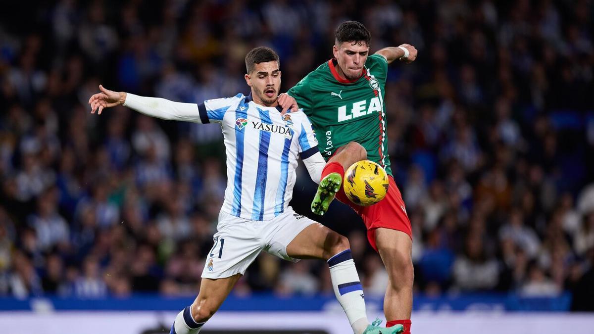 Javi López disputa un balón en el derbi ante la Real Sociedad de la primera vuelta.