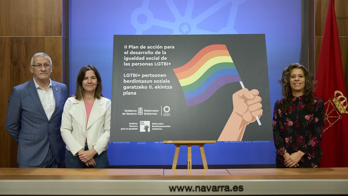 El vicepresidente Félix Taberna, Patricia Abad y Luna Martinicorena,  en la presentación del II Plan de Acción para la Igualdad Social de las Personas LGTBI+ en Navarra.