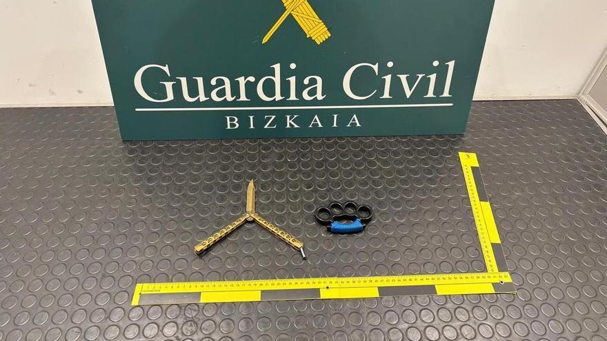 Interceptan dos armas prohibidas en el aeropuerto de Bilbao