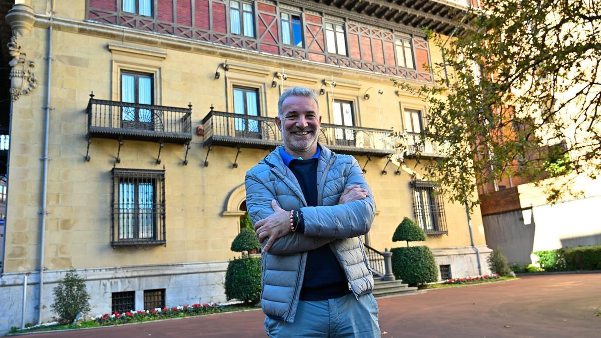 El exleón Gontzal Suances, que hoy regresa a Newcastle de la mano de la Fundación Athletic, posa en el exterior del Palacio Ibaigane