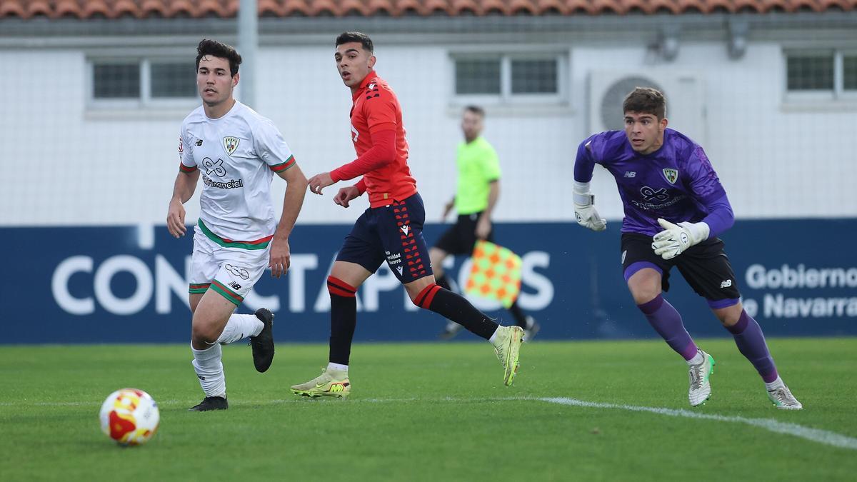 Ispizua y Arana tratando de evitar el gol de Arroyo.