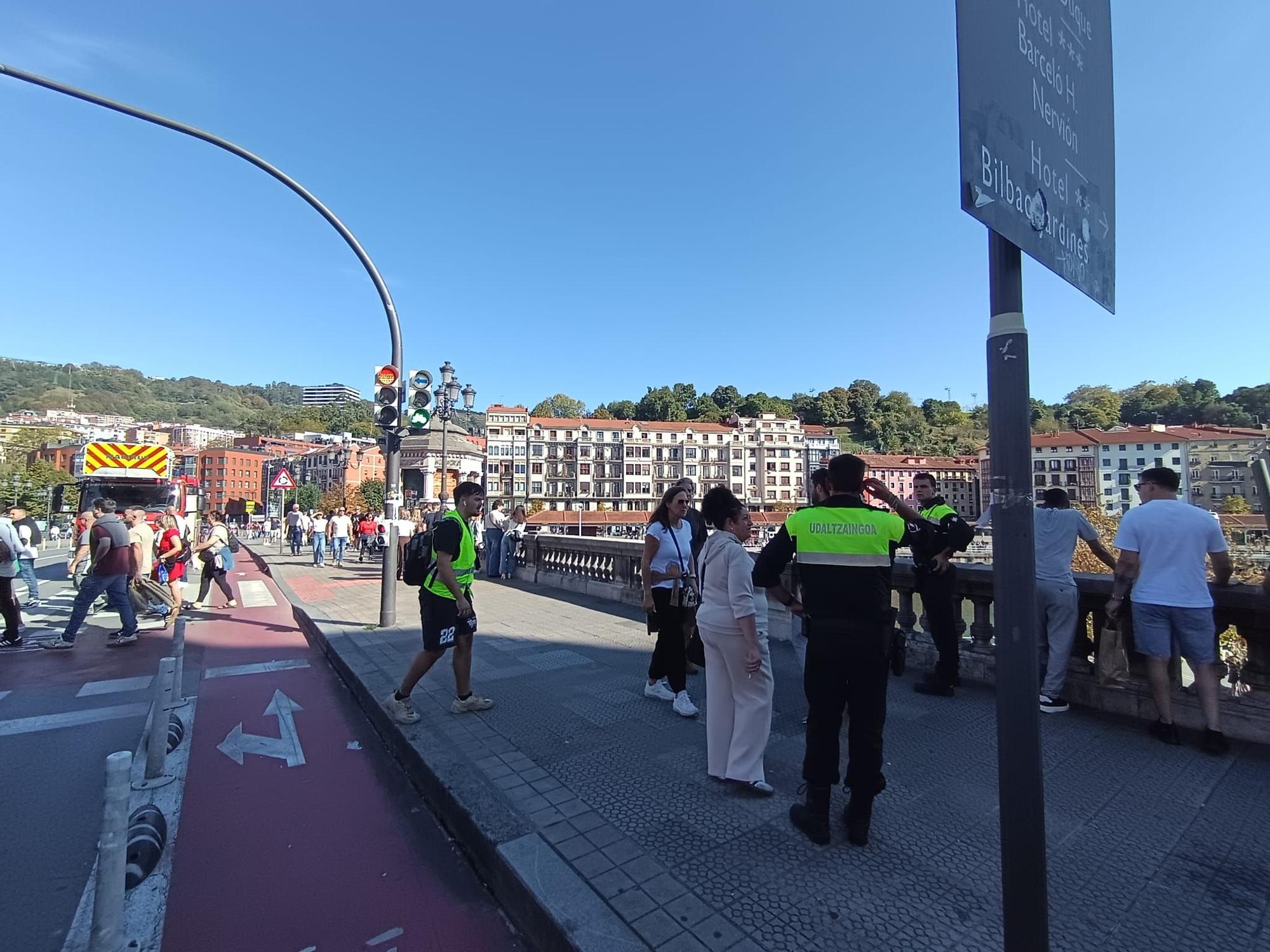En imágenes: rescatan a una persona en la ría de Bilbao