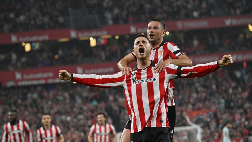 Oihan Sancet celebra un gol junto a Guruzeta / Oskar Gonzalez