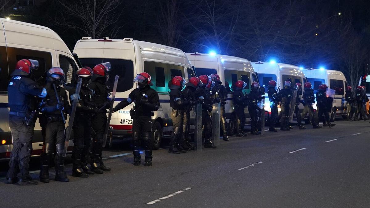 Imagen del dispositivo policial del pasado año en los aledaños de Anoeta, correspondiente al partido Real-PSG