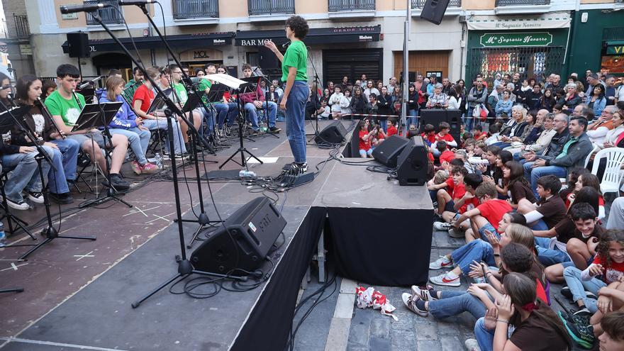 Alarde de jóvenes txistularis en la plaza del Ayuntamiento de Pamplona