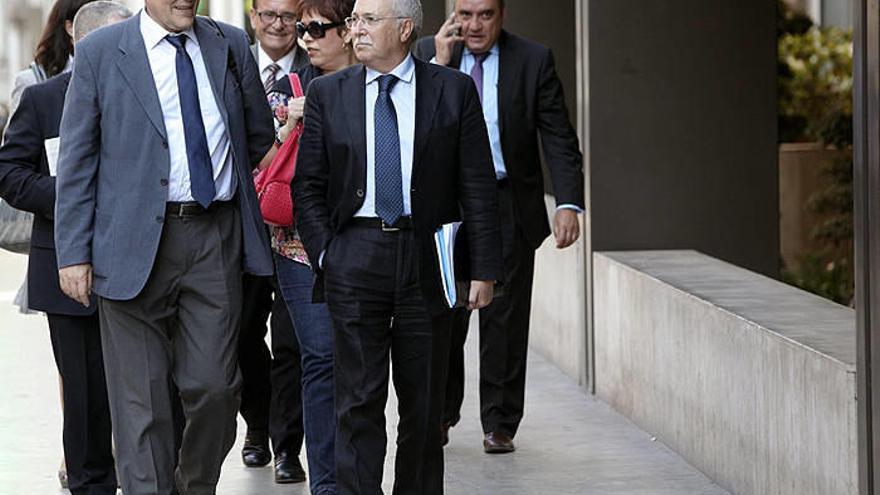 Un grupo de miembros del consejo de administración de Bancaja a su llegada a la sede central de la caja en Valencia, donde se tratará la dimisión de su presidente, José Luis Olivas.
