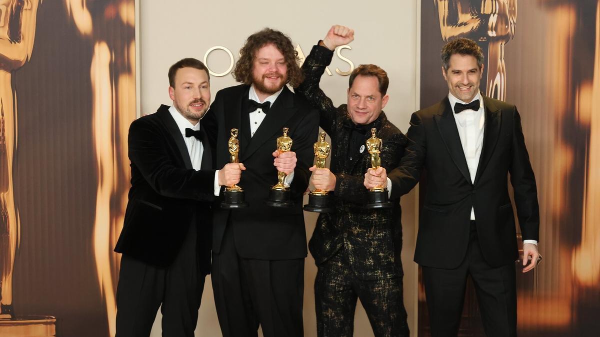 El equipo de &#039;Flow&#039;, con el Oscar.