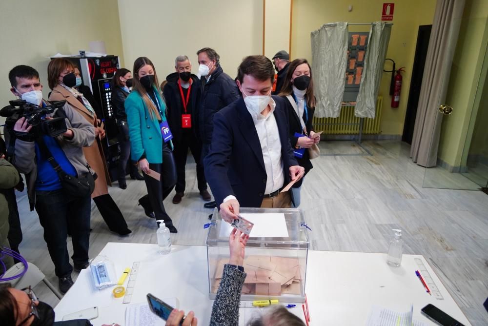 El candidato del PP a la Presidencia de la Junta de Castilla y León, Alfonso Fernández Mañueco, ejerce su derecho al voto en la antigua sede de la Delegación Territorial de la Junta de Castilla y León en Salamanca. U