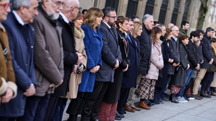Concentración institucional en Pamplona en solidaridad con las víctimas del accidente en Adamuz