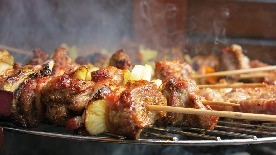 Adiós a limpiar la barbacoa: el invento de Leroy Merlin para hacer una parrillada sin manchar