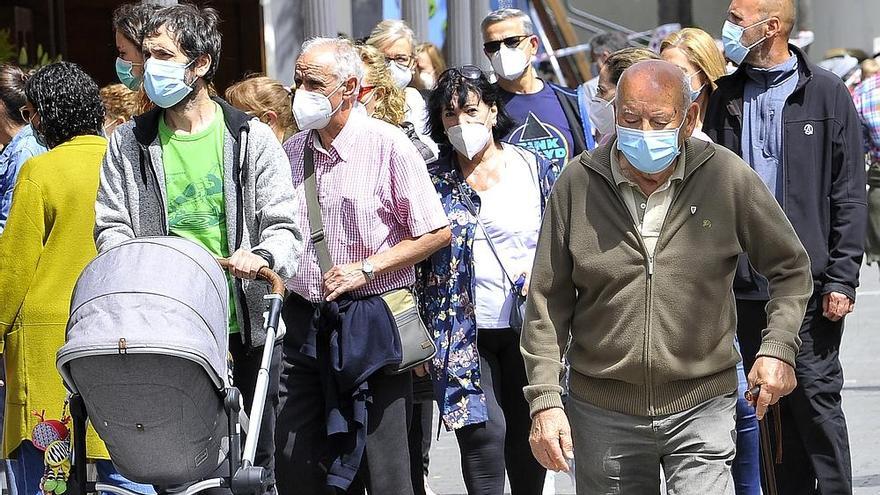 Personas protegidas con mascarillas en Bilbao.