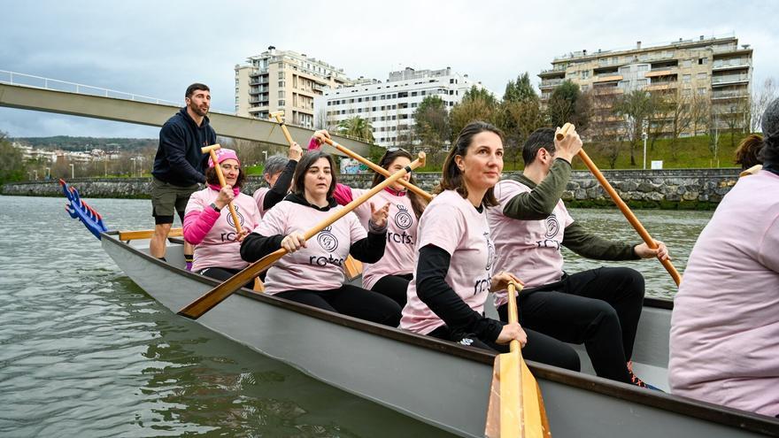 Un barco dragón toma el Urumea por un motivo solidario