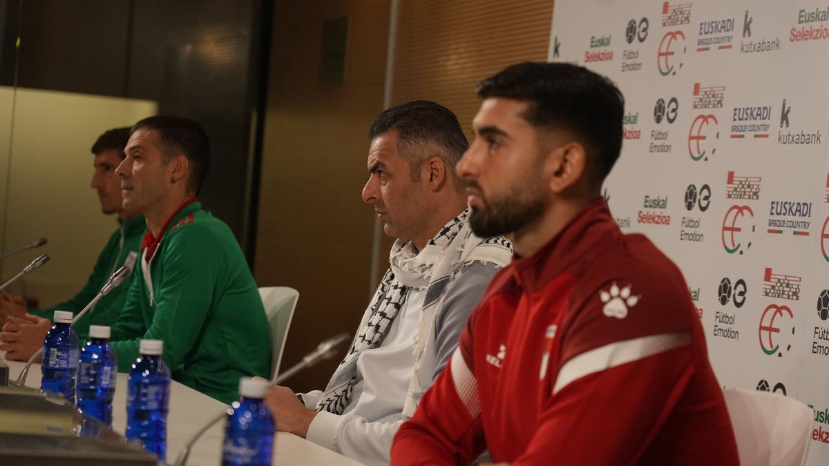 El futbolista vasco de la selección de Palestina Yaser Hamed (d), durante una rueda de prensa previa al partido Euskal Selekzioa.