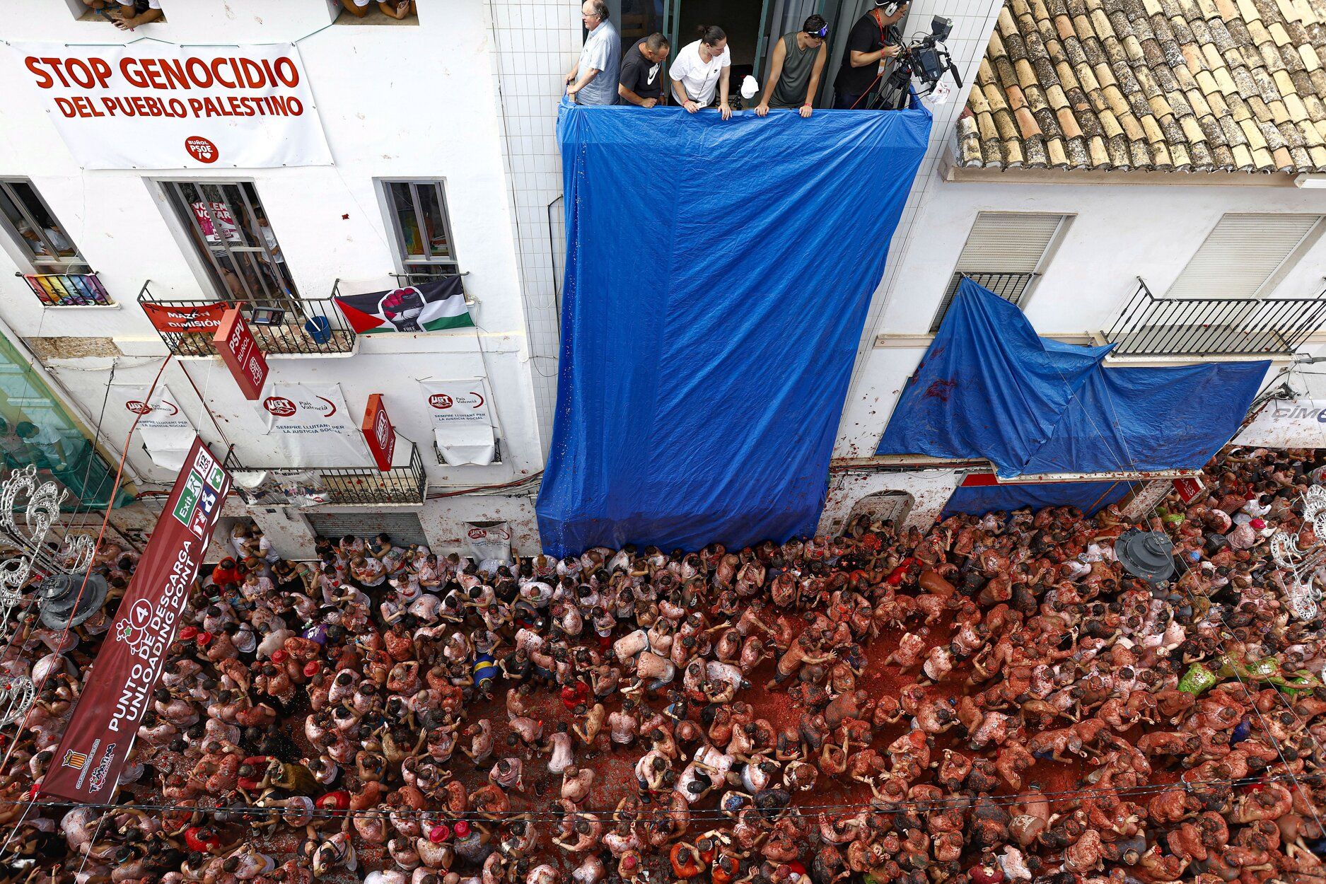 En fotos: Buñol  se sacude a tomatazos la conmoción de la dana