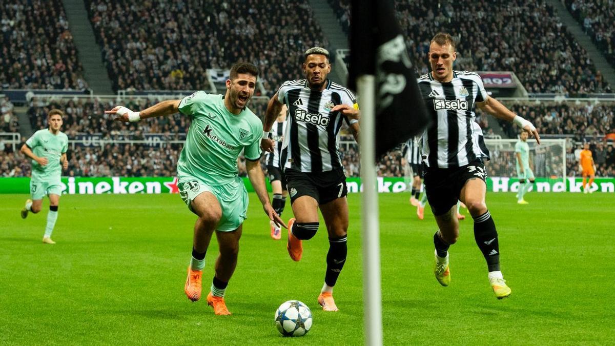 Jesús Areso pugna el balón con Joelington y Burn