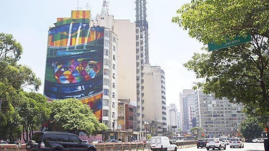 Un grafiti gigante recuerda a Ayrton Senna en Sao Paulo