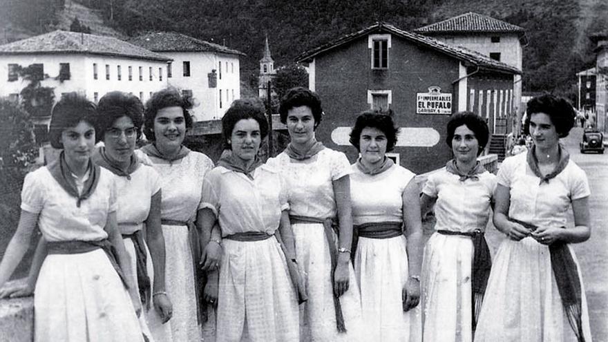 Altzola empapela las paredes de la Casa de Cultura de Elgoibar con 381 fotografías