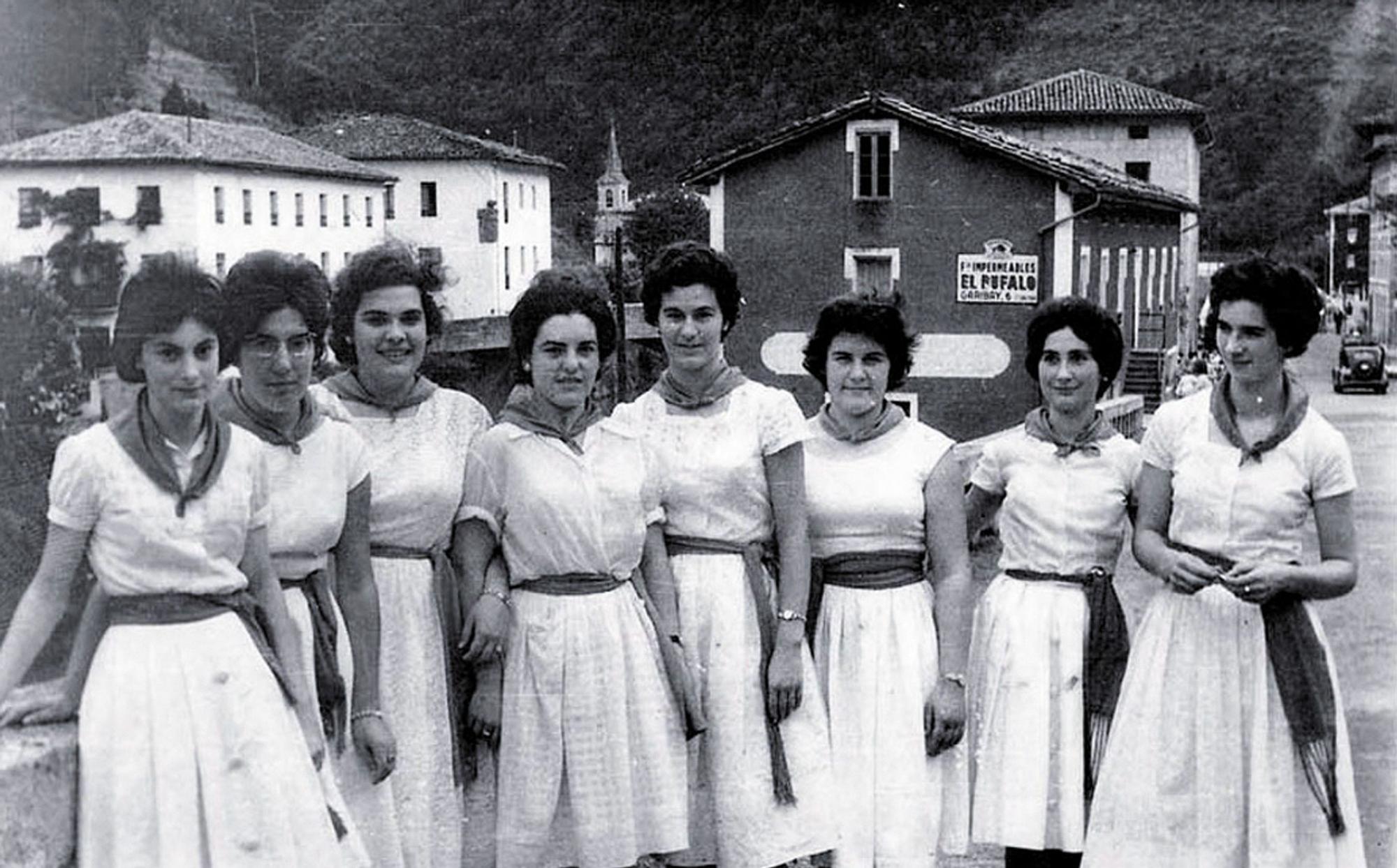 Altzola empapela las paredes de la Casa de Cultura de Elgoibar con 381 fotografías