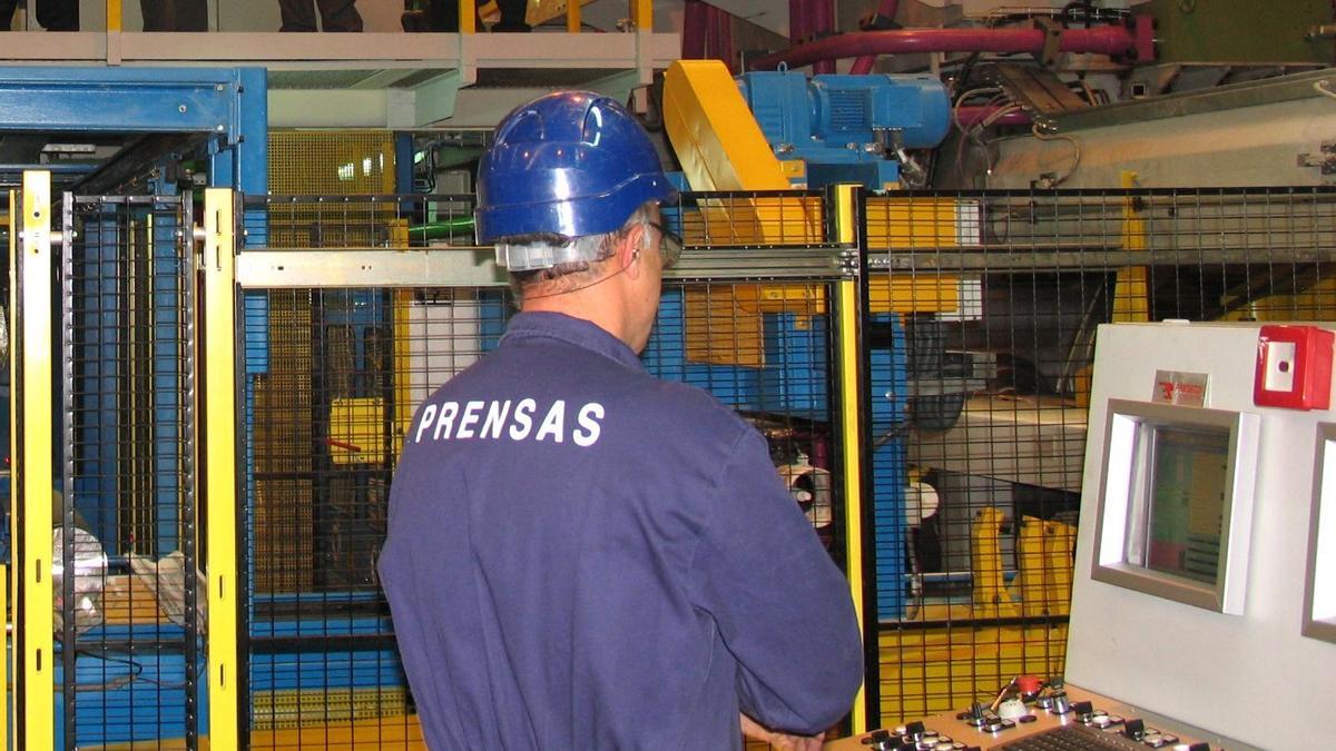 Un operario de Sapa en las instalaciones de Nafarroa. Un operario de Sapa en las instalaciones de Nafarroa.