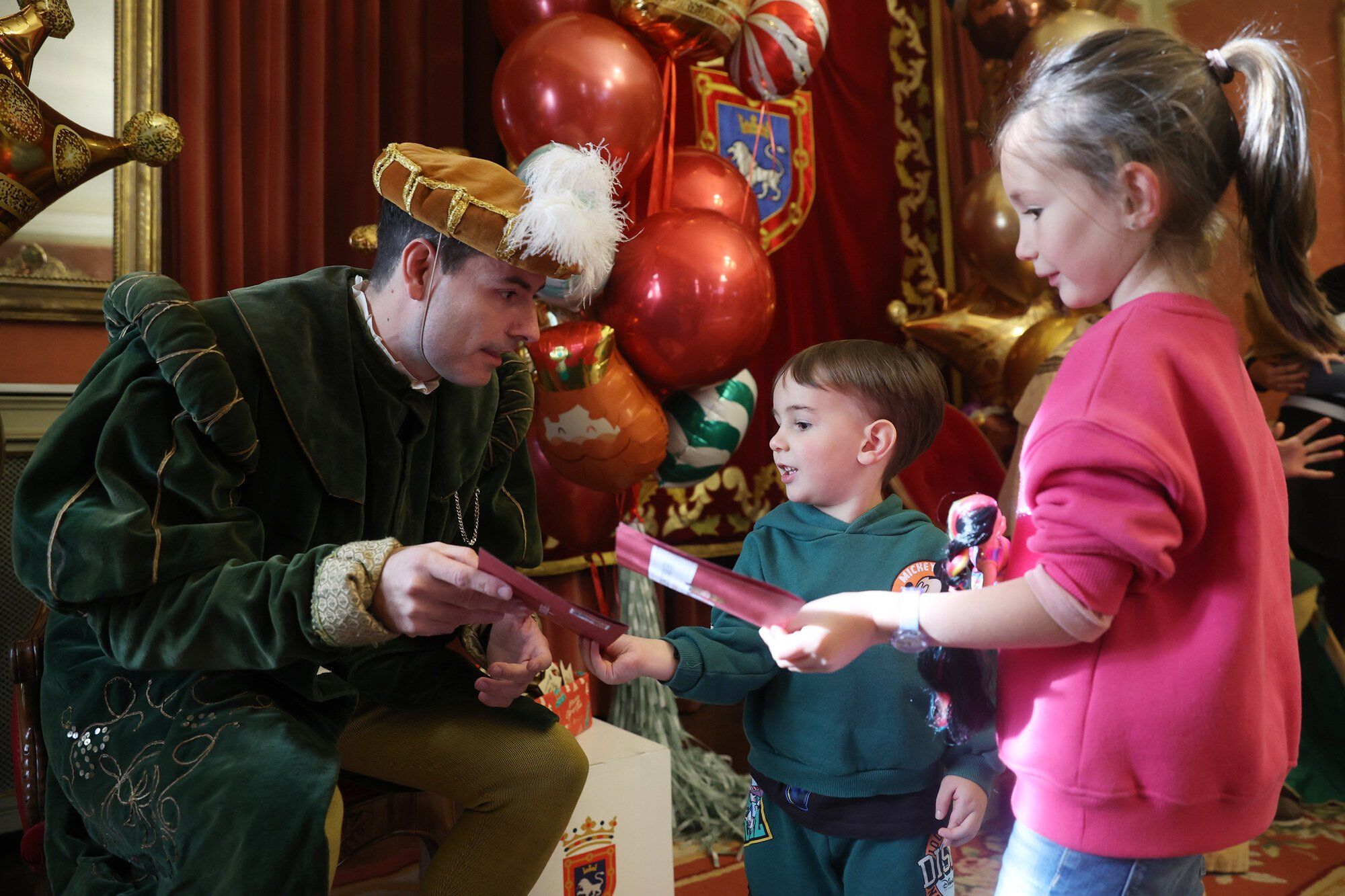 Cientos de jóvenes de Pamplona entregan sus cartas a los pajes de los Reyes Magos