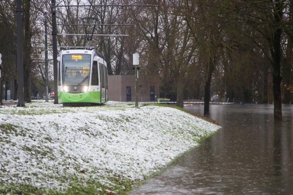 Agua y nieve en Vitoria.