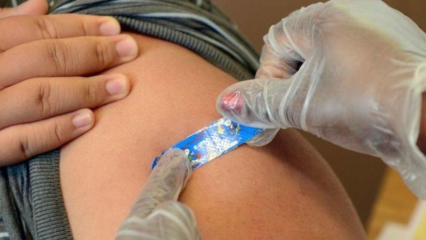 La vacunación es una medida fundamental para evitar la propagación del sarampión.