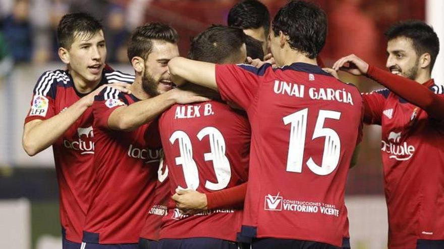 Osasuna se sitúa a un punto del ascenso tras romper con el gafe en casa (3-0)