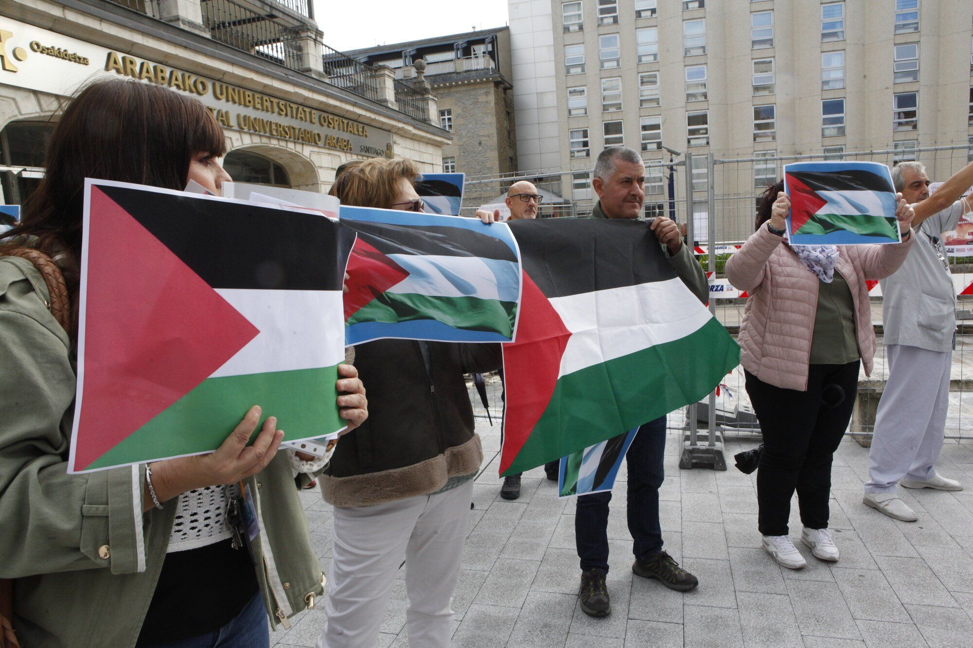 En imágenes: Trabajadoras de Osakidetza en Vitoria muestran su apoyo a Palestina