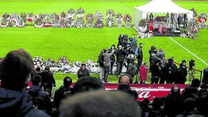 Aspecto que presentaba ayer El Molinón antes del inicio del funeral en memoria de Quini.