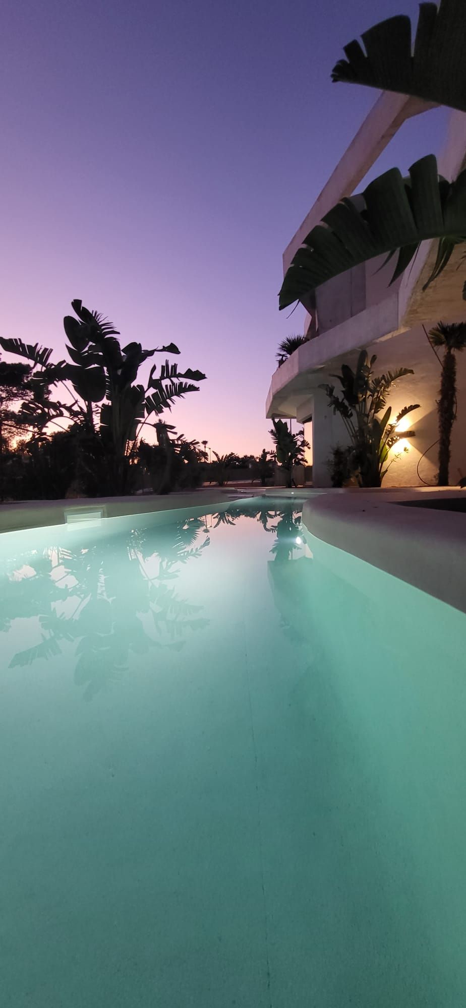 Lo rompedora piscina Mediterranean Sea, diseñada por una constructora donostiarra, para un hotel en Menorca