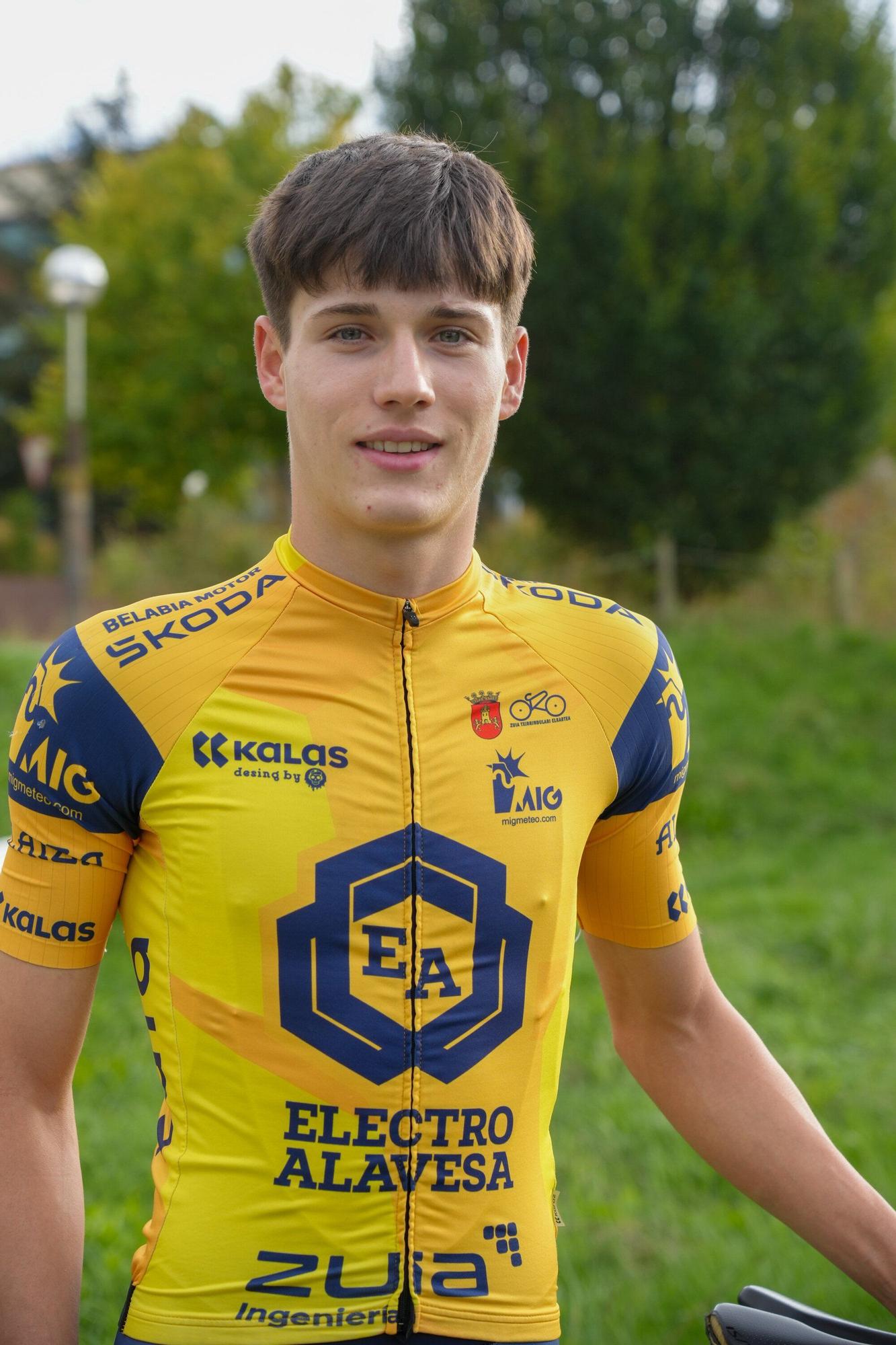 El ciclista alavés Jon Conejero posa durante una entrevista con DNA