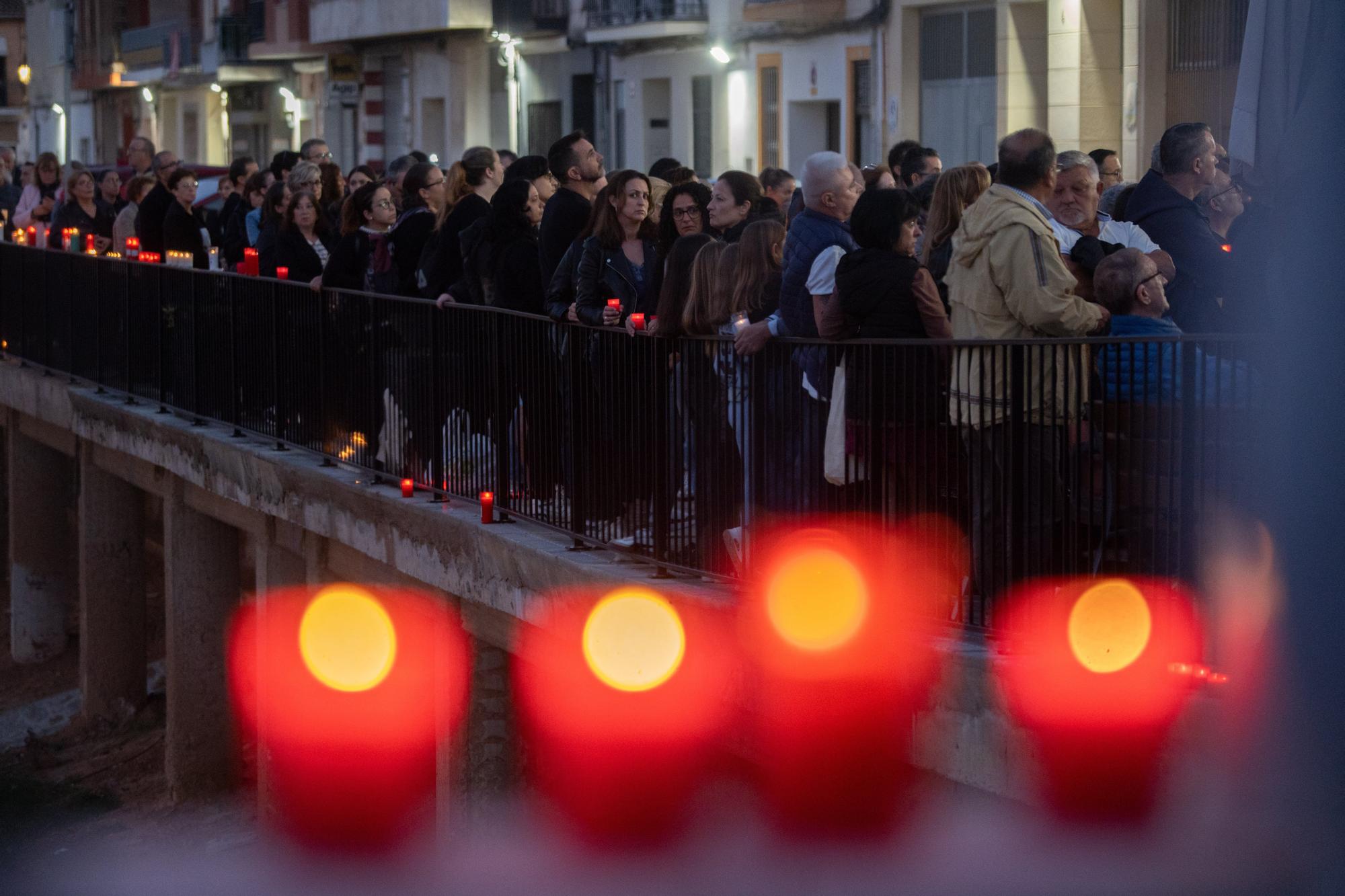 En imágenes: Decenas de velas en la rambla del Poyo homenajean a los fallecidos en la dana