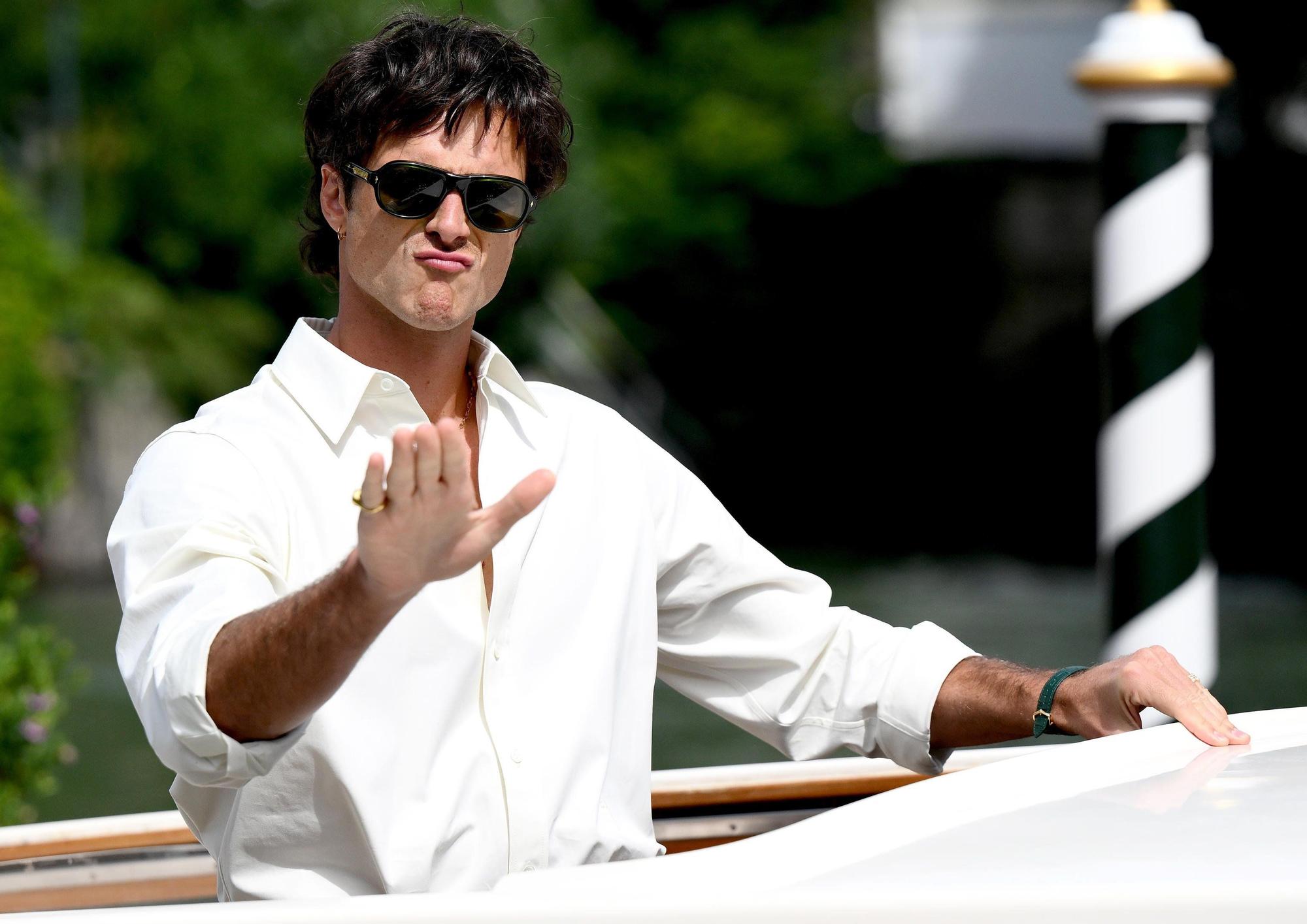En fotos: el paseo triunfal de Jacob Elordi por la alfombra roja de Venecia