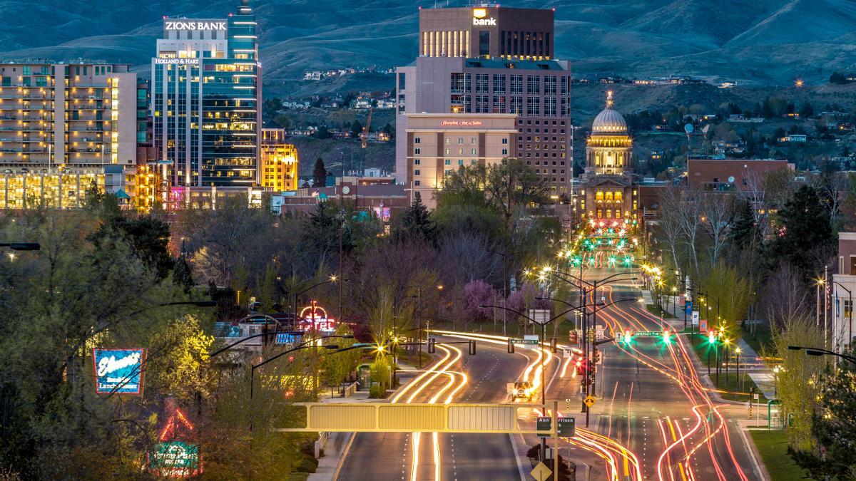 Estampa nocturna de Downtown Boise.