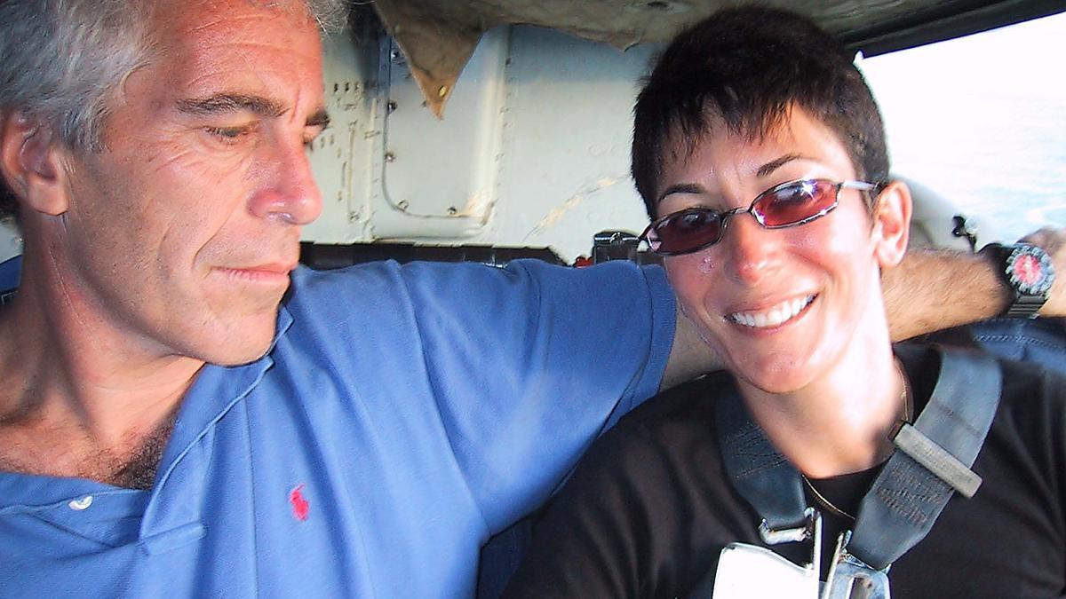 El magnate financiero Jeffrey Epstein junto a su compañera sentimental y social, Ghislaine Maxwell.