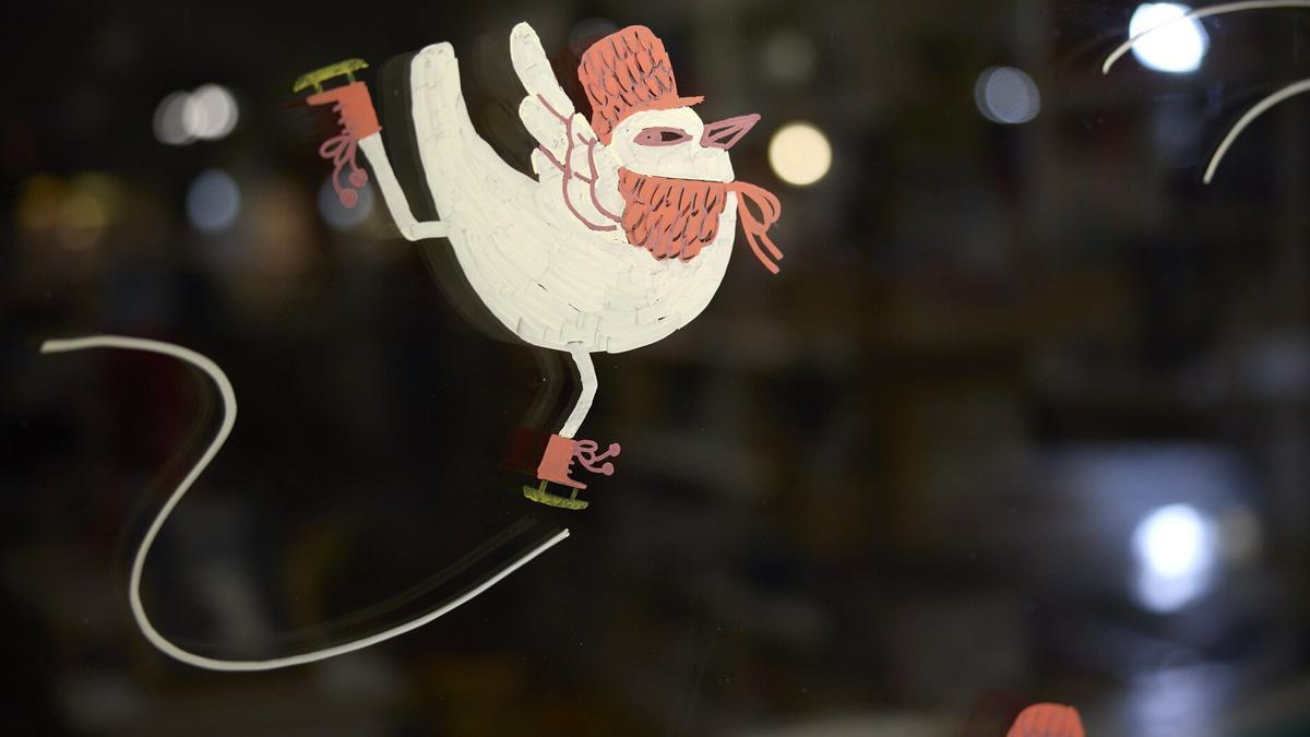 Uno de los pájaros del mural de la artista.