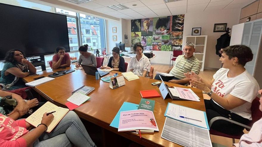La diputada Arantza Atutxa reunida en una mesa de trabajo.