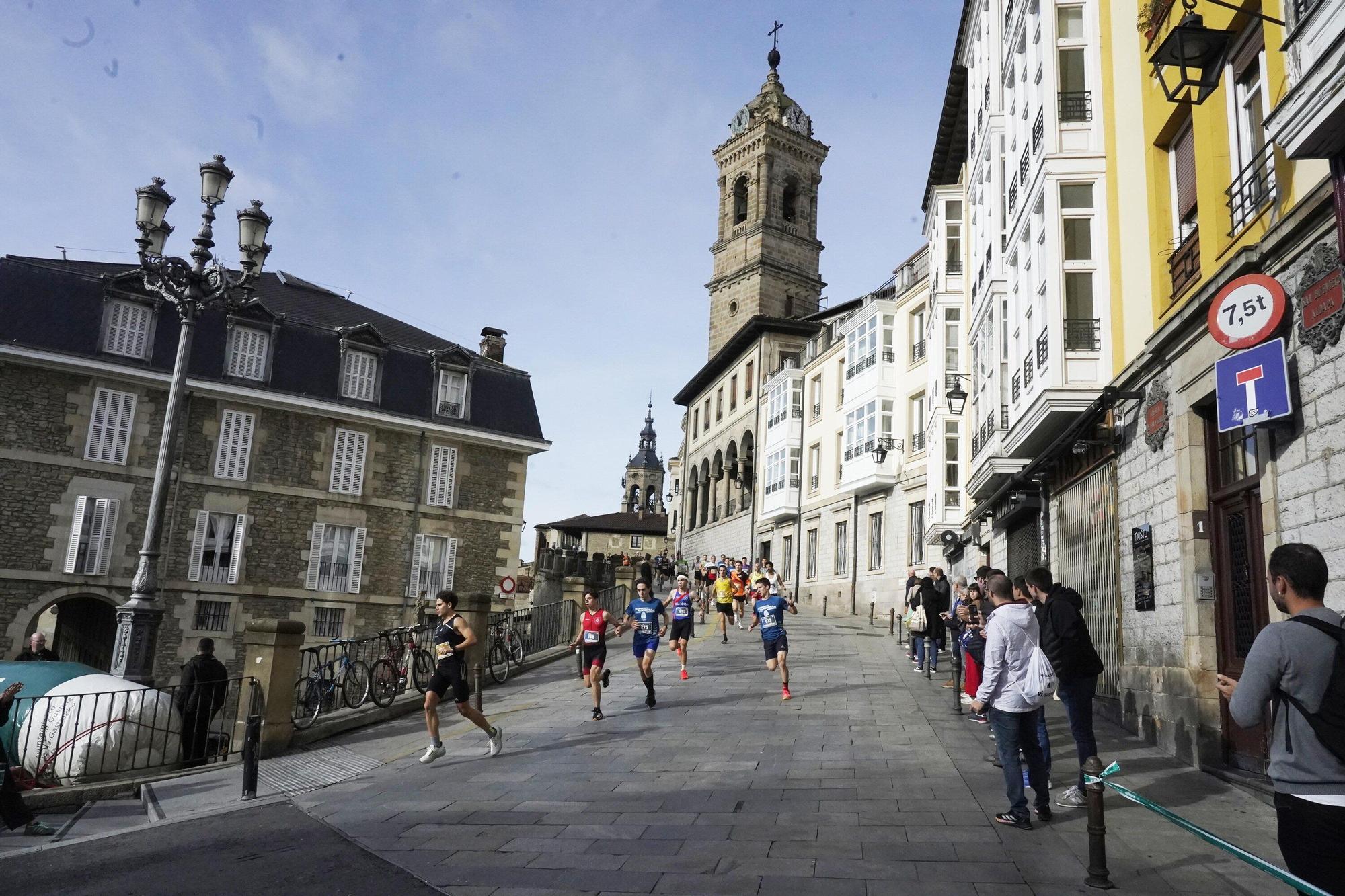 En imágenes: Miles de personas conquistan la Almendra de Gasteiz