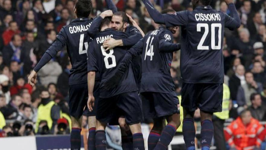 El Olympique de Lyon amplía la pérdida de prestigio del Real Madrid en Europa (1-1)