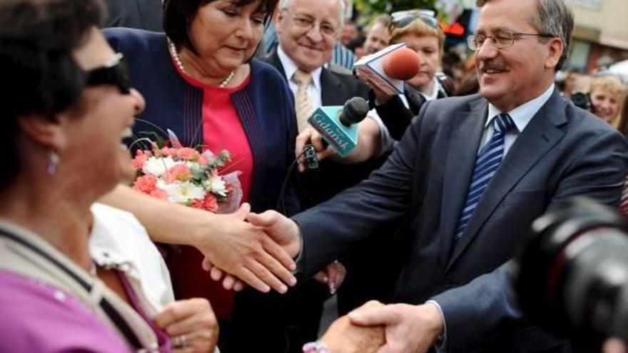 El liberal Bronislaw Komorowski, actual presidente en funciones de Polonia, (d), saluda a sus seguidores durante un acto de campaña electoral en Sopot