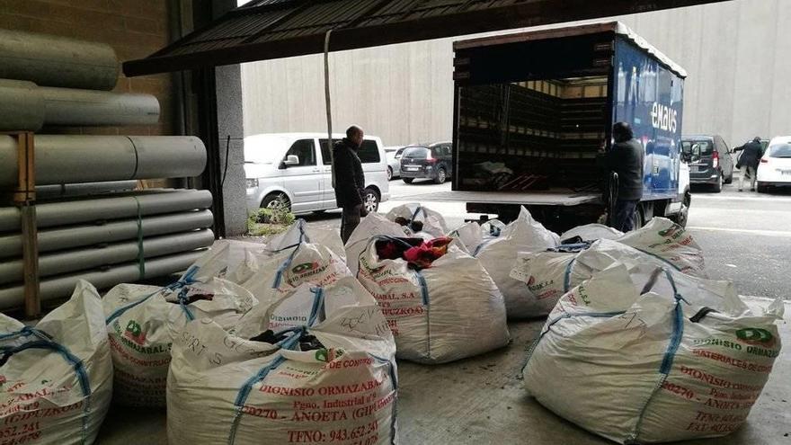 Con la entrega a Emaús de los últimos fardos con ropa se da por concluida la iniciativa solidaria