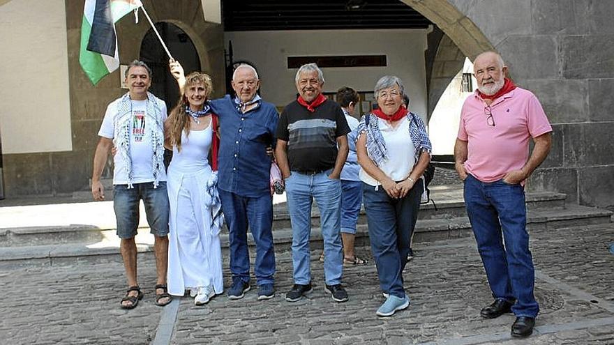 Gaiteros de Otsagabia y de Iruña con miembros de la Comparsa posaron después del lanzamiento del cohete, antes de la primera ronda.