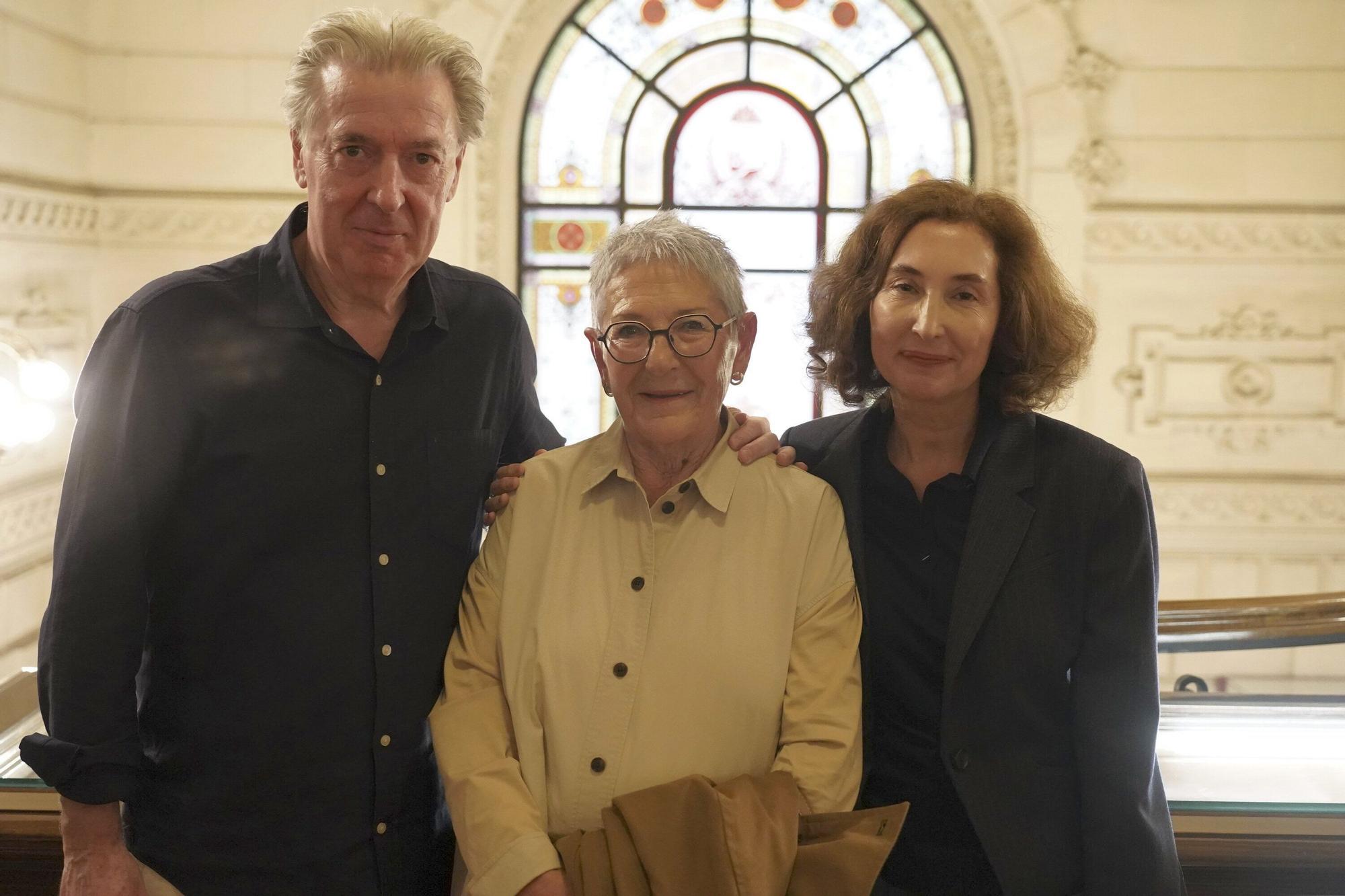 El librero Kepa Torrealdai; la profesora y pedagoga Nélida Zaitegi y la escritora Elsa Punset.