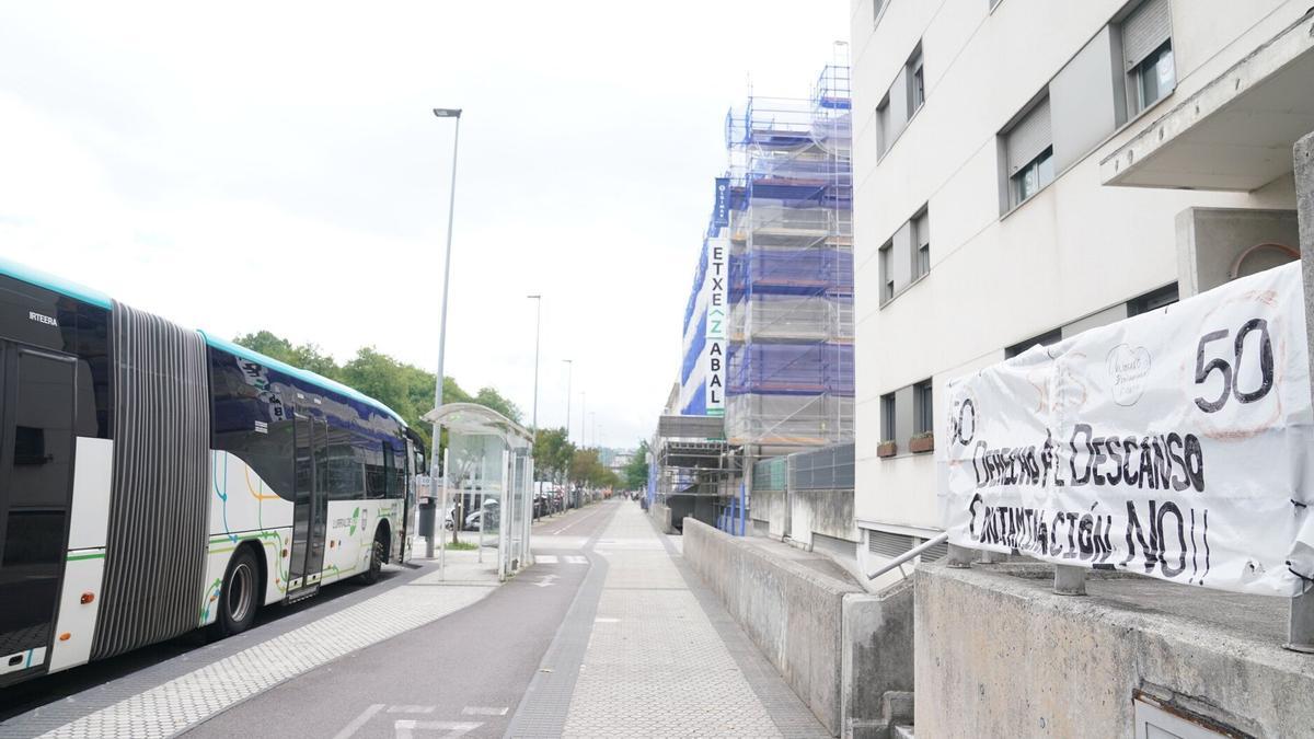 Imagen de la parada del paseo de Federico García Lorca que está causando molestias al vecindario